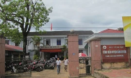 Cách chức phó trưởng khoa 'siêu quậy'