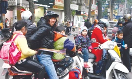 Phụ huynh học sinh trường tiểu học Lê Ngọc Hân (Hà Nội) ngày đầu tiên đón con theo lịch mới. Ảnh: Hồng Vĩnh