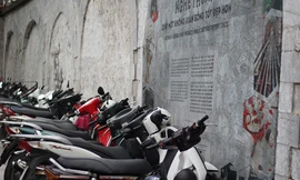 Phố bích hoạ Phùng Hưng 'biến tướng' thành bãi trông xe?