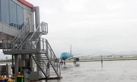 Tin thêm vụ 'xe biển xanh đón người nhà bộ trưởng tận máy bay'