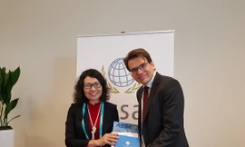 Tổng Giám đốc Nguyễn Thị Minh trao tặng Văn phòng Tổng Thư ký ISSA các ấn phẩm của Hiệp hội an sinh xã hội ASEAN - ASSA do BHXH Việt Nam chủ trì biên soạn, phát hành trong nhiệm kỳ Chủ tịch ASSA 2018-2019