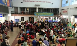 Hàng nghìn hành khách bị ảnh hưởng do đường sắt Bắc - Nam tê liệt vì tai nạn.