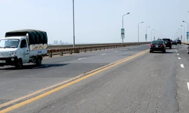 Bộ trưởng Giao thông đứng trên mặt cầu hỏng 10 năm hứa gì?