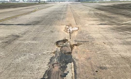 Đường cất hạ cánh, đường lăn sân bay Nội Bài xuống cấp, phùi bùn.