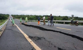 Sụt lún tại Dự án đường Hồ Chí Minh đoạn tránh Chư Sê (Gia Lai), tuyến đường vừa làm xong chưa nghiệm thu.