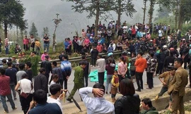 Người dân tập trung tại hiện trường vụ tai nạn. Ảnh: IE.