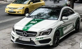 Một xe ô tô dán logo, hình ảnh cảnh sát Dubai - UAE trên đường phố Việt Nam. Ảnh minh họa: IE.