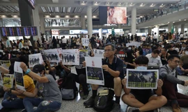 Người biểu tình tại sân bay Hồng Kông.