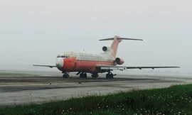 Chiếc tàu bay của hãng hàng không Campuchia bỏ rơi từ năm 2007 tới nay. Ảnh: BGT.