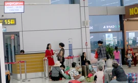 Hành khách chờ đợi chuyến bay Vietjet bị chậm chuyến so với lịch bay.