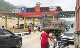 Người dân tập trung phản đối trạm thu phí BOT Hòa Lạc - Hòa Bình gây ùn tắc, khiến nhà đầu tư phải xả trạm