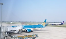 Sân bay Nội Bài đã bắt đầu tắc vào giờ cao điểm. Ảnh tàu bay xếp hàng dài đợi tới lượt cất cánh.