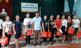 Người mới tham gia BHXH tự nguyện được tặng quà tại Hội nghị tuyên truyền về chính sách này tại Bắc Ninh.