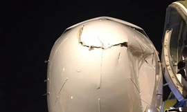 Tàu bay Boeing 737 của hãng hàng không T'way Air (Hàn Quốc) móp đầu khi tiếp cận hạ cánh xuống sân bay Tân Sơn Nhất do va phải vật thể chưa xác định.