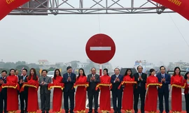 Thủ tướng Nguyễn Xuân Phúc cắt băng thông xe cầu Hưng Hà và đường nối 2 cao tốc.