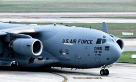 Thêm 3 ‘ngựa thồ’ C-17 hạ cánh xuống Nội Bài