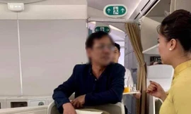 Với hành vi say xỉn, sàm sỡ nữ hành khách khác trên tàu bay, ông Vũ Anh Cường (áo đen) đã bị phạt hành chính 10 triệu đồng.