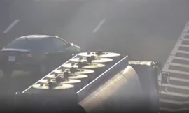 Chiếc xe bồn đánh lái tránh xe con (bên trái) đi lùi và rẽ phải trên cao tốc Hà Nội - Hải Phòng. Ảnh cắt từ clip do Vidifi cung cấp.