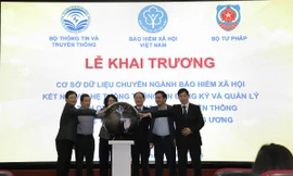 Lãnh đạo, đại diện các bộ, ngành thực hiện nghi thức khai trương Hệ thống