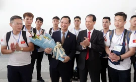 Phó Tổng Cục trưởng Đỗ Năng Khánh tặng hoa Phó Tổng Cục trưởng Trương Anh Dũng, Phó Trưởng Đoàn Việt Nam. 