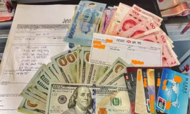 Tài sản trị giá hơn 125 triệu đồng được trả lại hành khách nước ngoài bỏ quên.