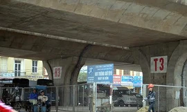 Hiện Hà Nội có 4 câu vượt đang trông xe gầm cầu.