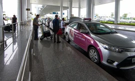 Hành khách đón taix tại sân bay Nội Bài.