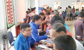 Người dân mua vé tại ga Sài Gòn. Ảnh minh hoạ.