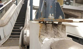 Phần tường ở chân mái che lối thang cuối lên nha ga bị vỡ, nứt. Ảnh NGUYỄN ĐỨC – TIẾN ĐẠT