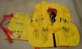 Áo phao trên tàu bay.