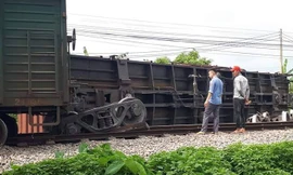 Hiện trường tai nạn, với 1 toa tàu bị lật. Ảnh: CTV.