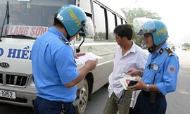 Thanh tra giao thông xử lý xe khách. Ảnh minh họa.
