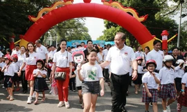 Đi bộ kêu gọi đội mũ bảo hiểm cho trẻ em