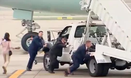 Xe thang của chuyên cơ Tổng thống Mỹ phải đẩy bằng tay. Ảnh: VTV.