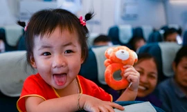 Vietnam Airlines tặng quà cho hành khách trẻ em trên 17 đường bay nội địa.