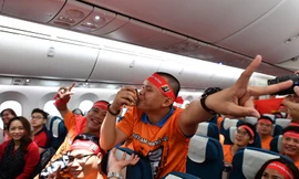 Cổ động viên lên đường tiếp sức đội tuyển Việt Nam trận cuối vòng bảng