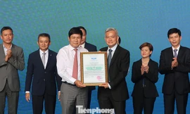 Ông Đinh Việt Thắng, Cục trưởng Cục hàng không Việt Nam (trái) trao Giấy chứng nhận phê chuẩn cho đại diện Công ty TNHH Kỹ thuật Công nghệ hàng không Việt Nam Singapore (VSTEA).