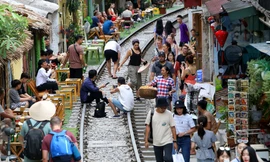 Các hộ kinh doanh cà phê xâm phạm hành lang an toàn đường sắt. Ảnh: Hữu Nghị/Dân Trí