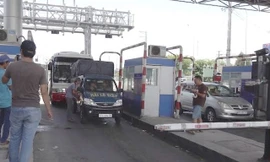 Tài xế đỗ xe vào làn thu phí trạm thu phí BOT T2 Quốc lộ 91 để phản đối vào trưa 21/5. Ảnh: Zing.