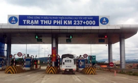Trạm thu phí Km 237 trên tuyến cao tốc Nội Bài - Lào Cai vừa bị sét đánh hỏng. 
