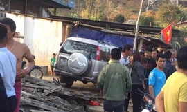 Xe ôtô 7 chỗ Ford Everest, BKS 26A-042.41 đâm liên tiếp 7 xe máy và can chết 1 phụ nữ đứng tước cửa nhà tại xã Nong Lay, huyện Thuận Châu, tỉnh Sơn La, chiều 1/2/2019. Ảnh: GDXH.