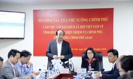 Bộ trưởng, Chủ nhiệm VPCP Mai Tiến Dũng chuyển lời khen của Thủ tướng tới BHXH Việt Nam về công tác cải cách hành chính, ứng dụng CNTT. Ảnh: LHV.