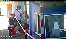 Người dân thực hiện đếm xe qua trạm thu phí BOT Ninh Lộc (Khánh Hoà).