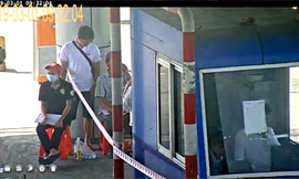 Một số người dân thực hiện đếm xe qua trạm thu phí BOT Ninh Lộc vừa qua.