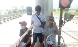 Một số người dân cắm chốt đếm xe qua trạm thu phí BOT Ninh Lộc hồi cuối tháng 2 vừa qua.