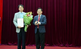 Bộ trưởng GTVT Nguyễn Văn Thể (phải) trao quyết định cho ông Vũ Thành Trung. Ảnh: MT.