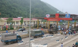 Nhiều chủ phương tiện và người dân địa phương tập trung cản trở hoạt động của trạm thu phí BOT Hoà Lạc - Hoà Bình để đòi miễn giảm phí. 