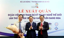 Thứ trưởng LĐ-TB&XH Lê Tấn Dũng tặng hoa cho ông Trương Anh Dũng, Phó Tổng cục trưởng Tổng cục Giáo dục nghề nghiệp - Đại biểu chính thức của đoàn Việt Nam tham dự Kỳ thi tay nghề thế giới lần thứ 45 tại Nga.