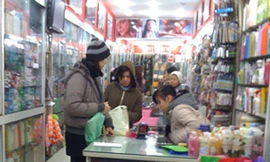 Nên thận trọng khi chọn mua mỹ phẩm hàng hiệu (Ảnh chụp trên phố Hàng Ngang chiều 19-1)