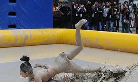 Thiếu nữ mặc bikini, đấu vật trong bùn